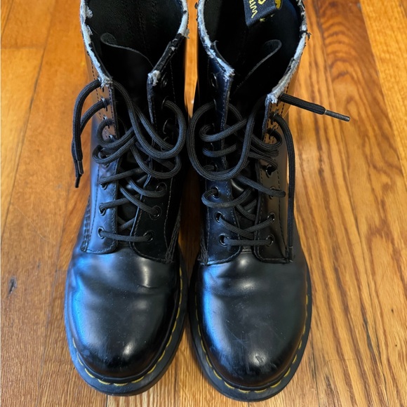 Size 8 women’s Dr. Martens smooth black leather 1460 boots - Picture 2 of 6
